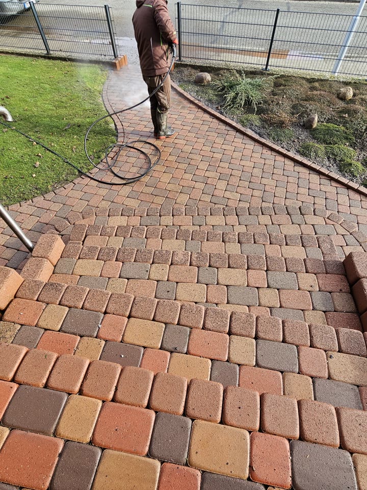 Pflastertreppe wird mit Hochdruck gereinigt