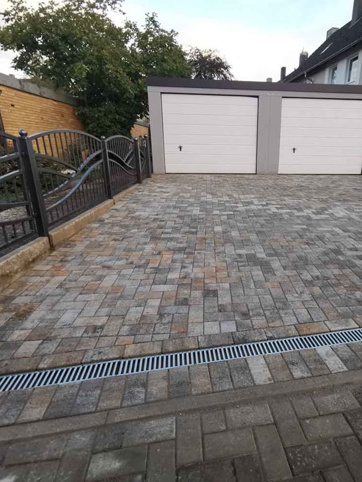 Frisch gereinigte Pflaster-Einfahrt vor der Garage