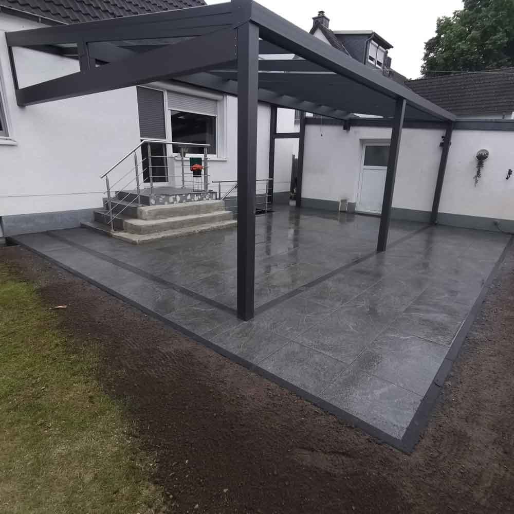 Fertige Terrasse mit Sitzfläche im Garten
