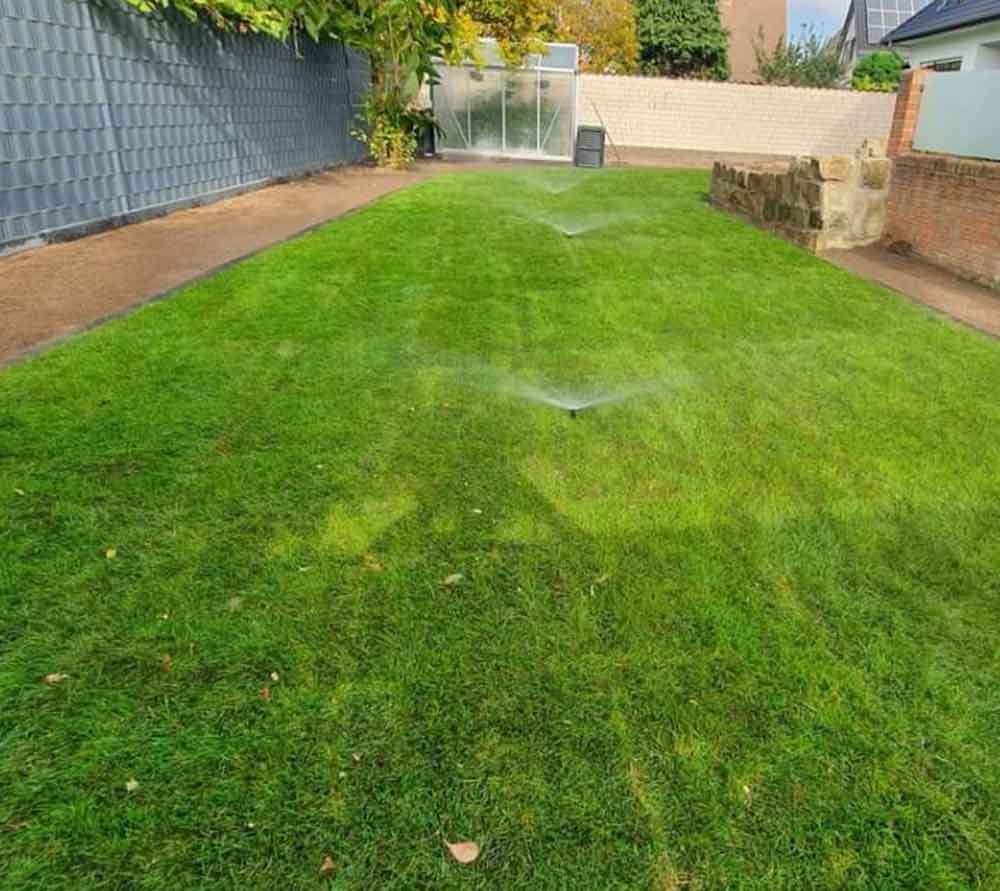Gärtner bei der Gartenpflege im Außenbereich