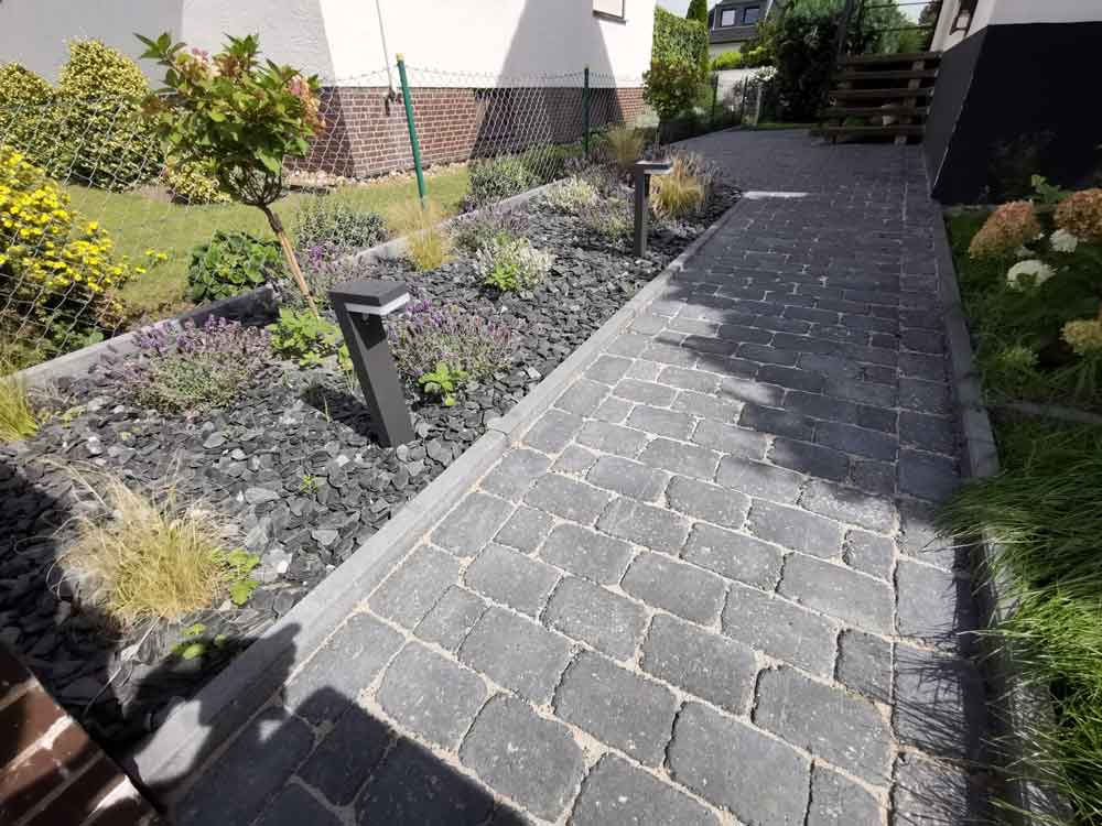 Angelegter Vorgarten vom GaLaBau-Fachbetrieb in Sehnde